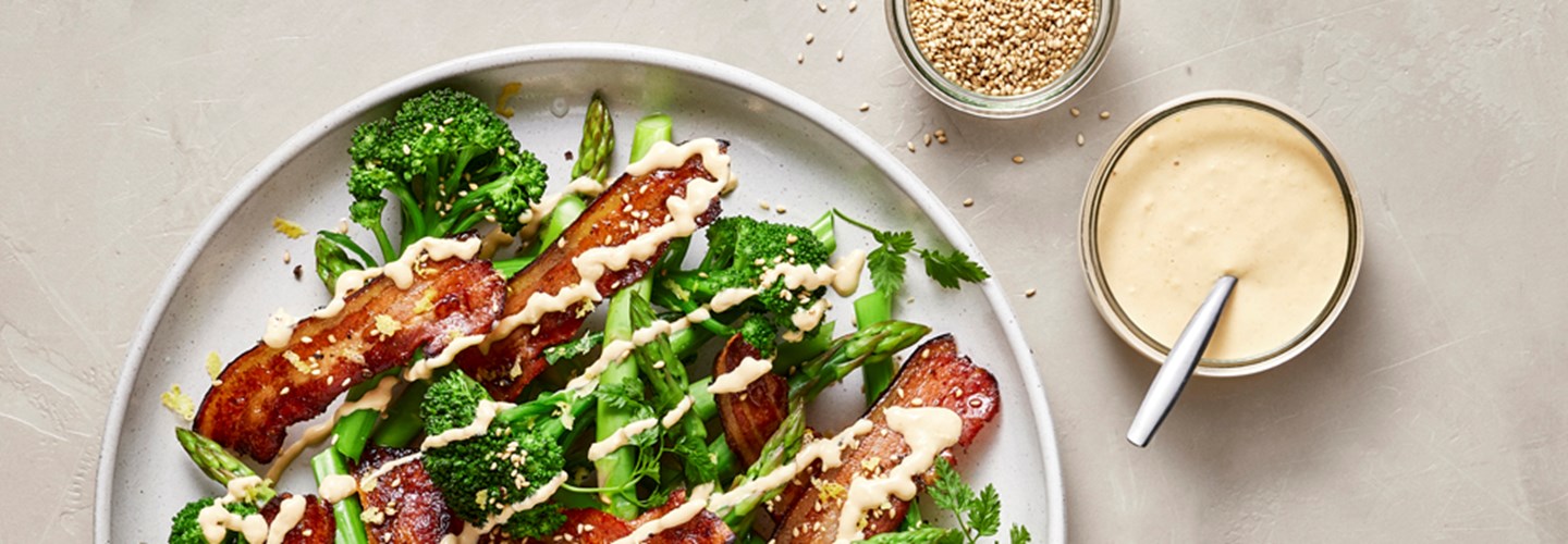 Sprød Pancetta Med Asparges, Broccoli & Miso Mayo Marts 202526431 LOW