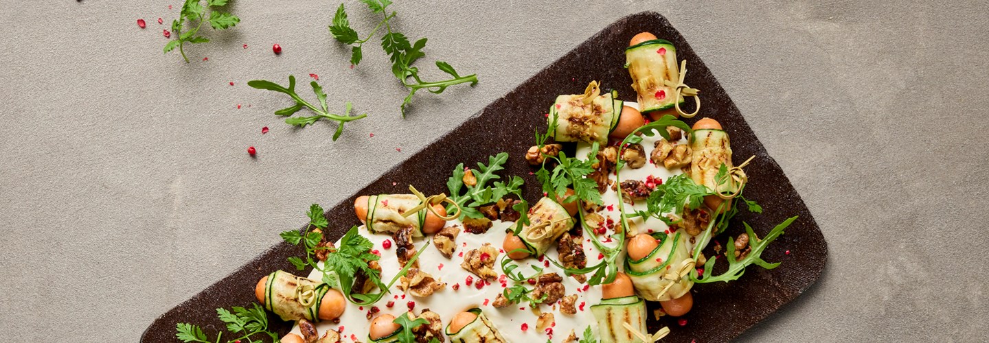 Grillet Courgette Svoebt Om Cocktailpoelser Med Feta Valnøddecreme